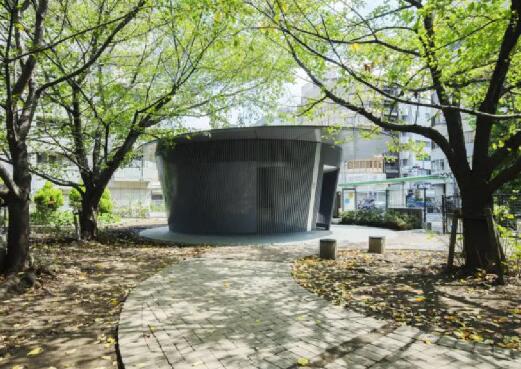 ▲“避雨公厕”位于神宫通公园