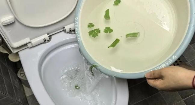 冲马桶